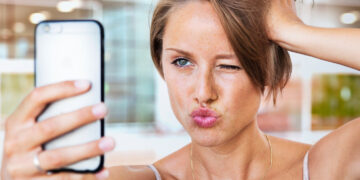 Selfie Pose | Gramhir